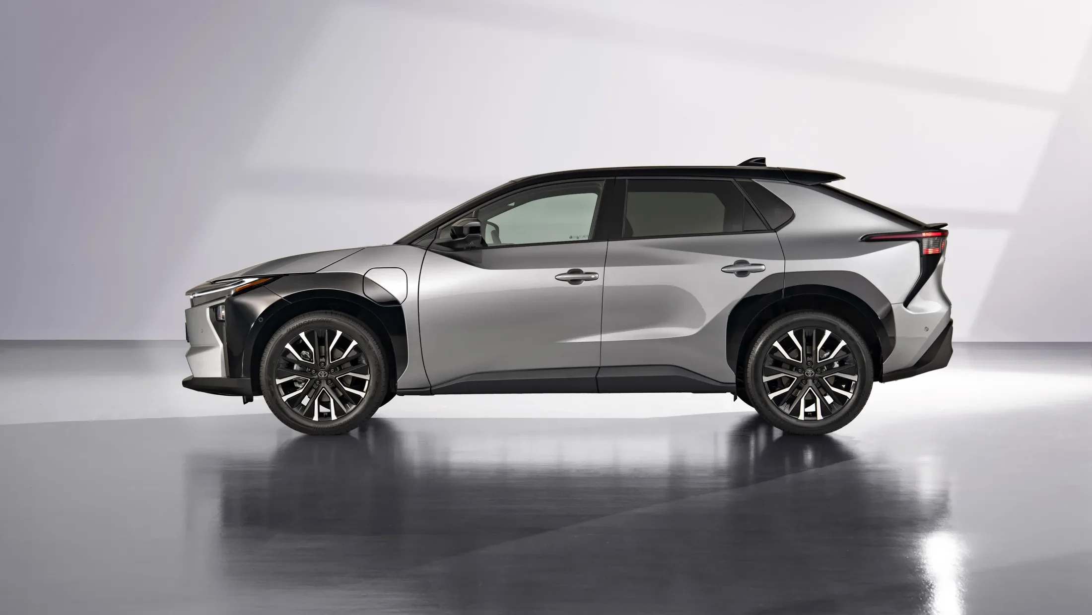 Nieuwe Toyota bZ4X zijaanzicht