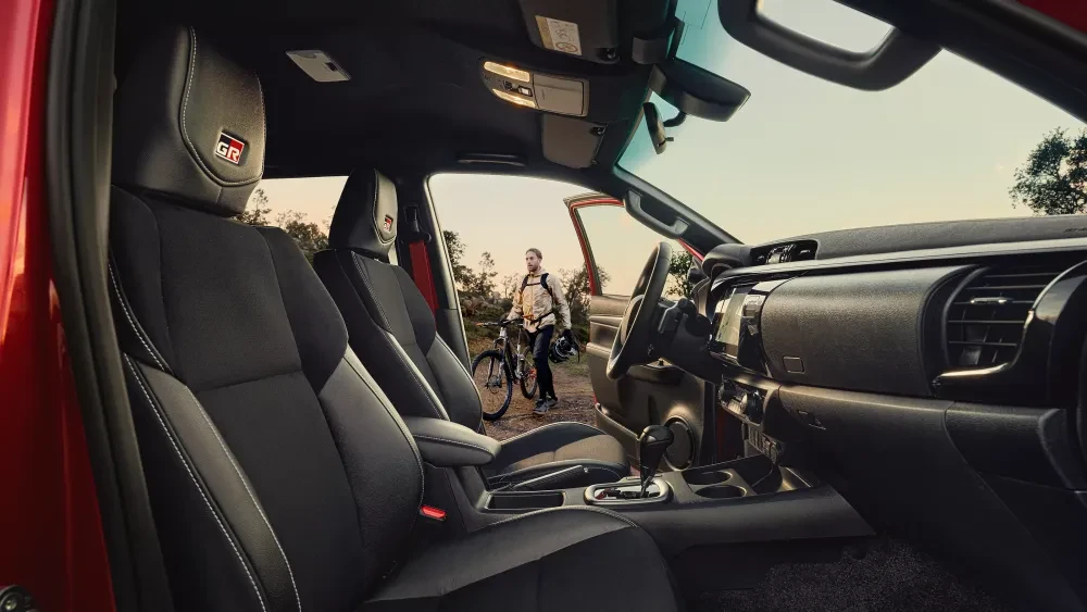 Toyota Hilux interieur Kooijman Autogroep