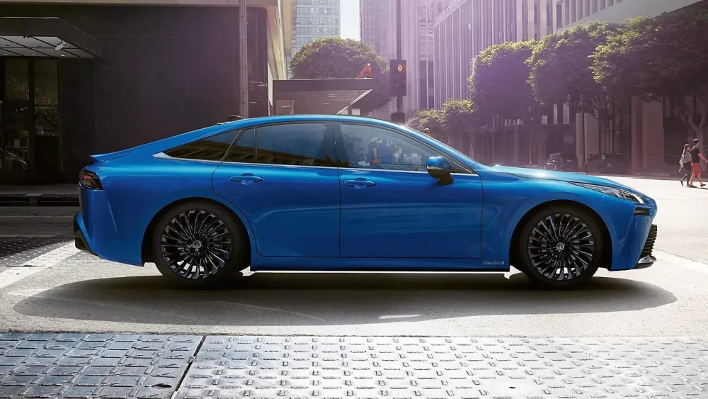 Toyota Mirai zijkant Bij Kooijman Autogroep