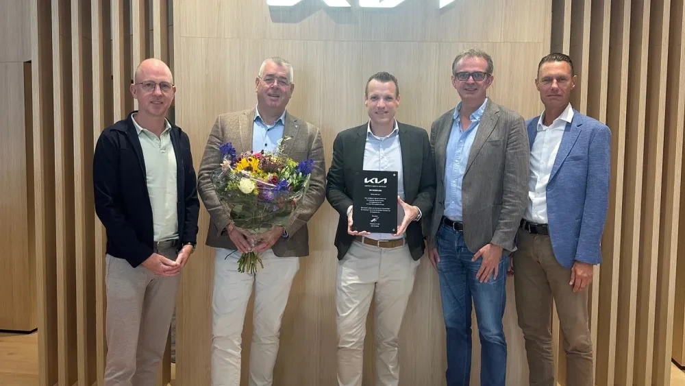 Officiële Kia-plaquette uitgereikt bij Kooijman Utrecht